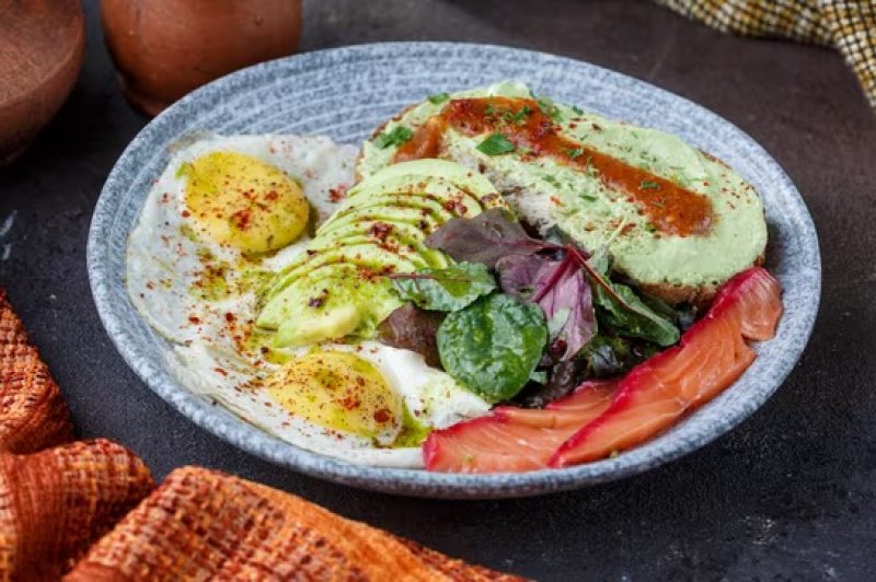 Брускетта с семгой и авокадо