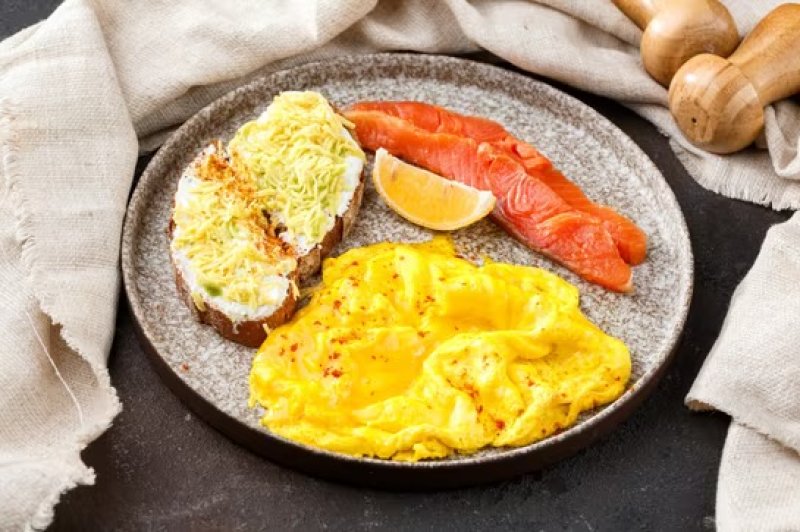 Скрембл с лососем